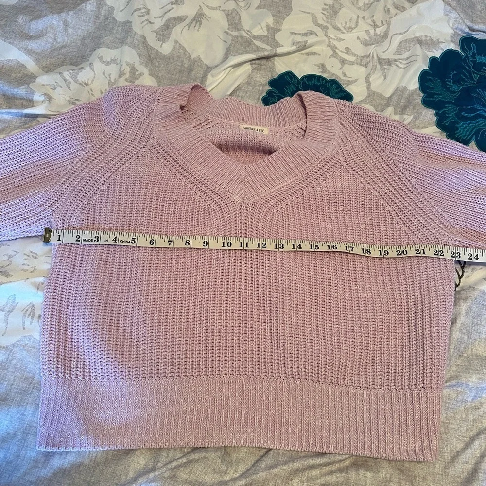 Margeaux and Ellie Sweater Women’s M Lilac Purple Knit V-Neck Pullover